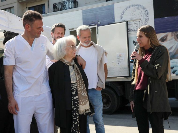 Jorge Pasart, junto a Noemí Bordoni, una de las personalidades homenajeadas, y Lula Lucille Levy Foto: UBA