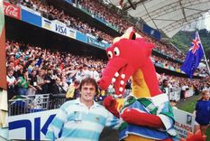 Leandro Lobrauco con la mascota del Mundial de Honk Kong. Foto: gentileza de Leandro Lobrauco