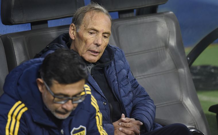 La cara de la derrota: Miguel Ángel Russo se quedó sentado un largo rato en el banco de suplentes tras el pitazo final de Mastrángelo.&nbsp;