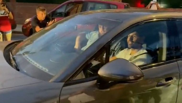 El Kun e Ibai ingresando a la casa de Messi. Foto: Captura