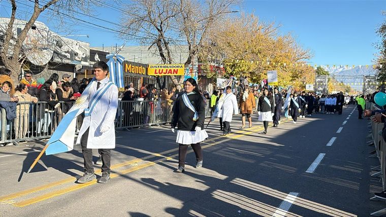 Los abanderados de las escuelas dicen presente. Los abanderados de las escuelas dicen presente.