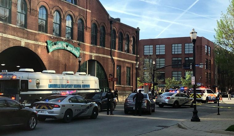 Tiroteo Louisville Hay un gran operativo en la zona del tiroteo. Foto: TwitterNyt.