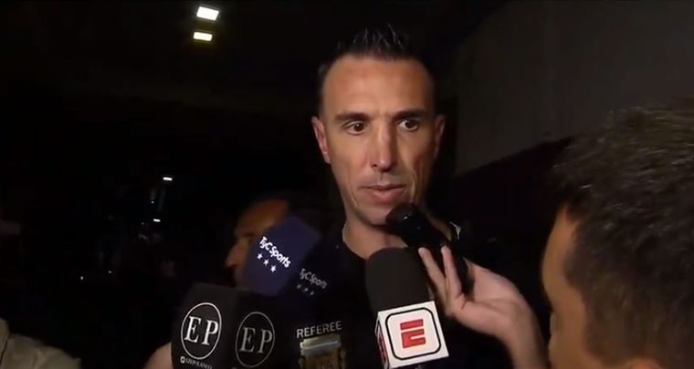 Pablo Dóvalo y su salida del estadio tras el Barracas Central-Independiente. Foto: Captura