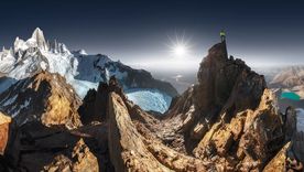 Climbing (ascenso) al Fitz Roy, fotografía del italiano Alessandro Cantarelli (en la foto aparece un andinista en la cumbre de esta montaña). Créditos: 15th Epson International Pano Awards. Climbing (ascenso) al Fitz Roy, fotografía del italiano Alessandro Cantarelli (en la foto aparece un andinista en la cumbre de esta montaña). Créditos: 15th Epson International Pano Awards.