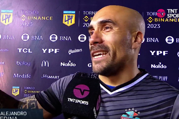 Medina, el arquero de Arsenal, ironizó sobre los hinchas de Boca en Sarandí Foto: TNT Sports