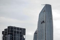 Los restos de un dron derribado en Dubai causaron daños en un edificio.