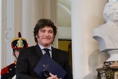 Javier Milei junto al busto de Carlos Menem que inauguró en la Casa Rosada.