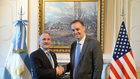El jefe de Gabinete, Manuel Adorni, y el embajador de Estados Unidos en Argentina, Peter Lamelas, en la Casa Rosada.