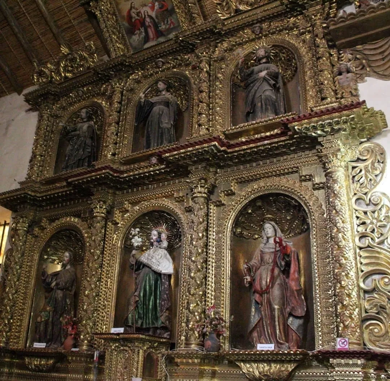 El interior del templo es todo una obra de arte. El interior del templo es todo una obra de arte.