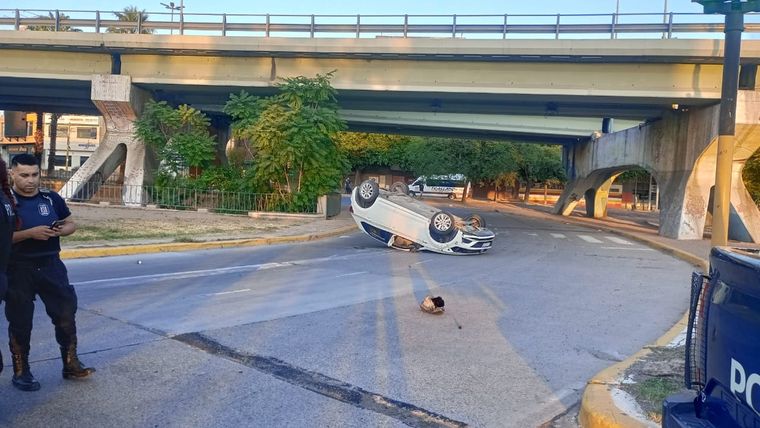 Un auto volcó en el Nudo Vial y el conductor estaba alcoholizado Foto: Ministerio de Seguridad de Mendoza