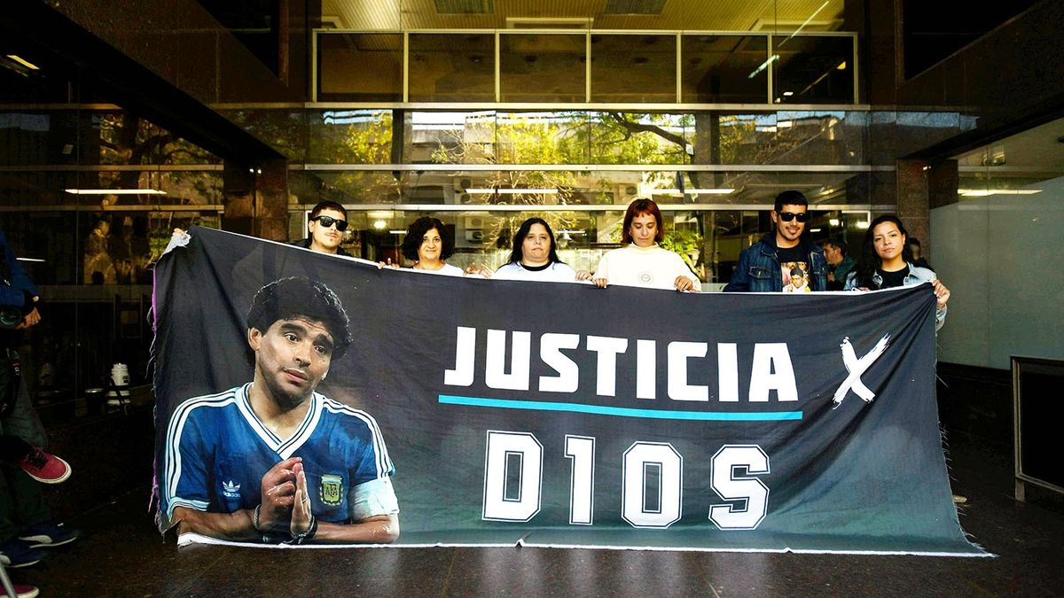 El chat de WhatsApp que define el juicio por Maradona: una testigo revela cómo se coordinaban los médicos