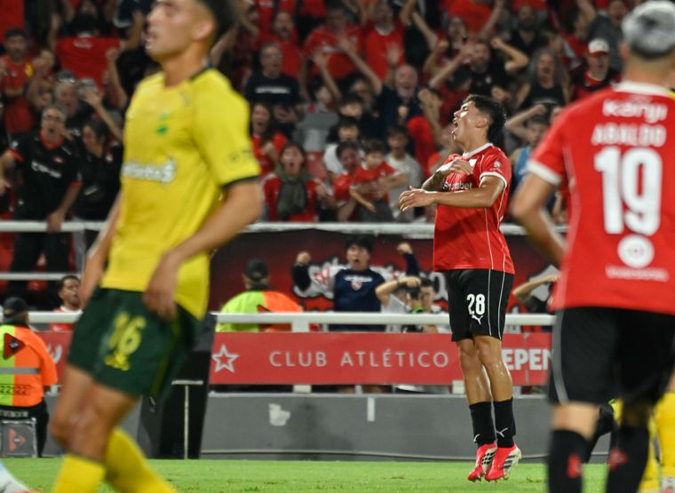 Maximiliano Gutiérrez marcó el 2-1 para Independiente ante Defensa y Justicia y lo festeja con todo.