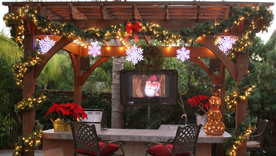 Tu jardín puede estar decorado ecológicamente para estas fiestas aprovechando la naturaleza del lugar. Foto: Freepik