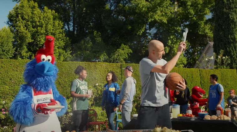 La particular escena que protagoniza Manu Foto: NBA