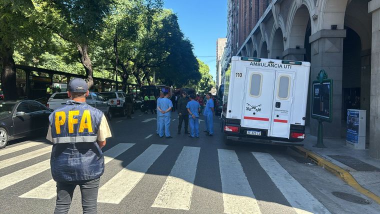 Masivo operativo en la Avenida Paseo Colón tras el atentado a la Escuela de Gendarmeria. Masivo operativo en la Avenida Paseo Colón tras el atentado a la Escuela de Gendarmeria.