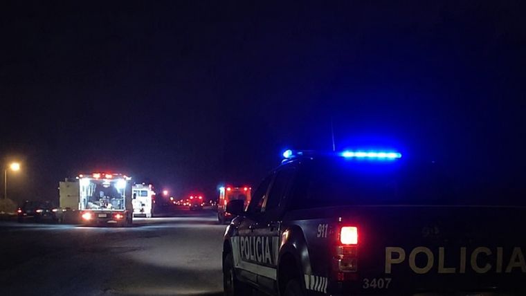Personal policial y equipos de emergencia trabajaron en la base petrolera tras la explosión (foto ilustrativa).