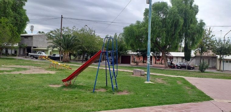 La plaza donde estaba la menor con una familiar.
