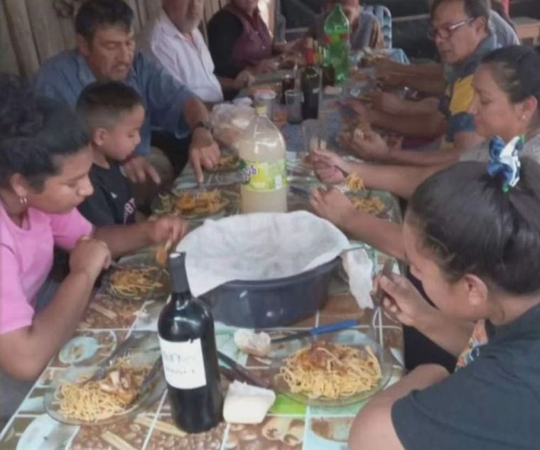 Loan Peña sentado a la mesa junto a su padre en el almuerzo que desencadenó el caso.