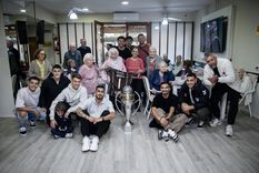 Parte del plantel y el presidente de Platense le llevaron la copa a Haydee. Fotos: @caplatense Parte del plantel y el presidente de Platense le llevaron la copa a Haydee. Fotos: @caplatense