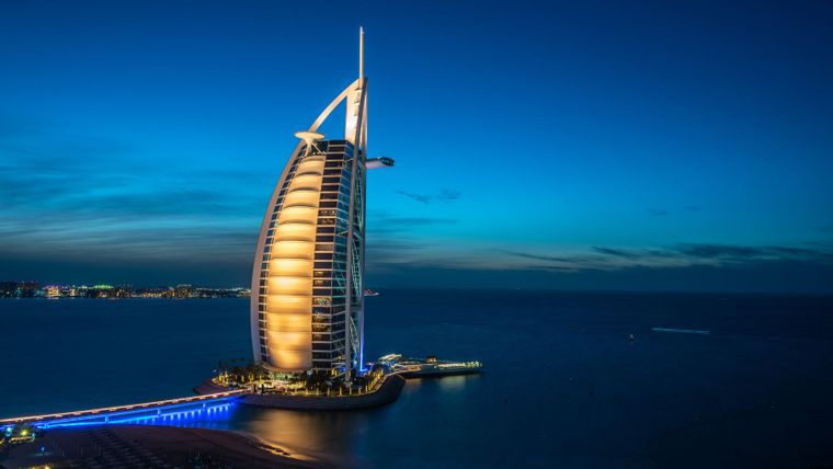 El hotel Burj Al Arab, en Dubái, fue blanco de un dron el sábado. Sin embargo, el incendio provocado fue controlado.