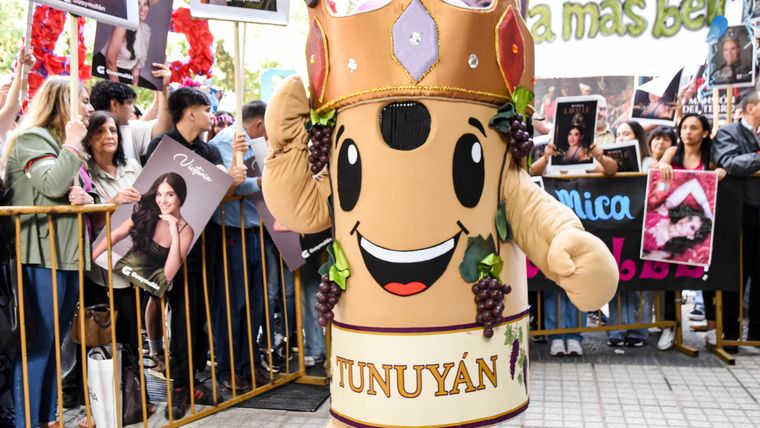 El tonel de Tunuyán acaparando miradas y fotos. El tonel de Tunuyán acaparando miradas y fotos.