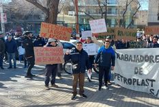 protestaron frente a la casa de gobierno exigiendo el compre mendocino