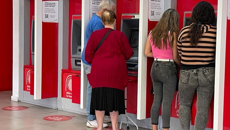 El pago de haberes previsionales de marzo se acreditará en las cuentas bancarias habituales de cada beneficiario Foto: Archivo MDZ