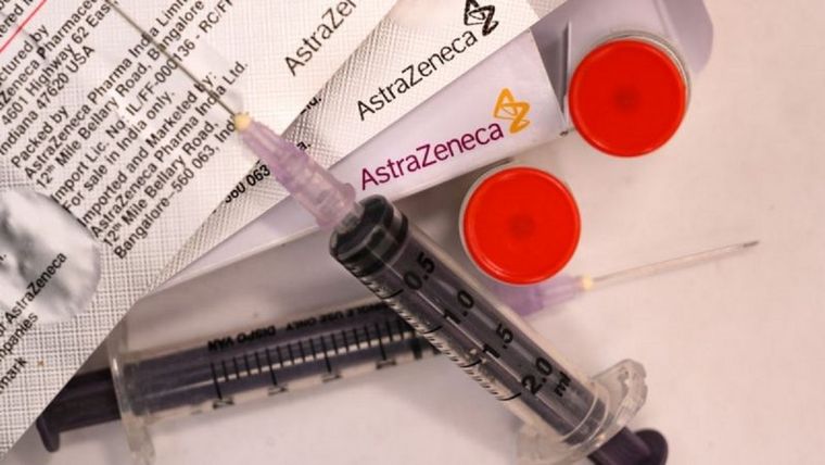 La Agencia Europea de Medicamentos (EMA) concluyó que los inusuales coágulos de sangre deben incluirse como efectos secundarios muy raros de la vacuna AstraZeneca. Foto: GETTY IMAGES