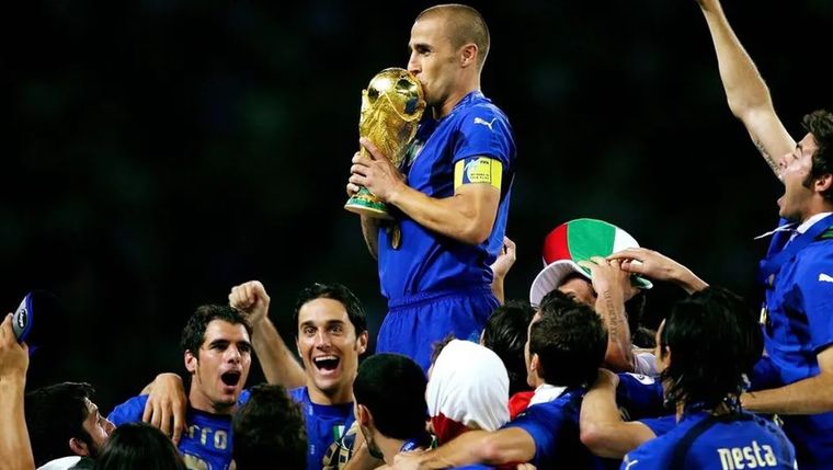 Cannavaro besa la copa del mundo que la selección italiana ganó el 2006, doce años después de USA 1994. Cannavaro besa la copa del mundo que la selección italiana ganó el 2006, doce años después de USA 1994.