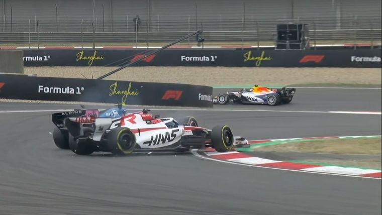El momento del choque entre Ocon y Colapinto.