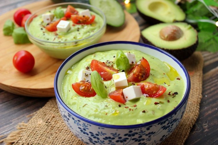 Admira esta sopa fría de aguacate, dueña de un sabor exquisito.