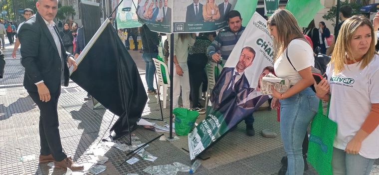 Así quedó el stand del partido “Activar” acoplado al Frente de Todos en Tucumán tras el paso de la caravana de seguidores de Milei Foto: @francocarletto