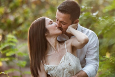 El precandidato a gobernador por Mendoza y la periodista anunciaron su compromiso. Foto: Revista Caras El precandidato a gobernador por Mendoza y la periodista anunciaron su compromiso. Foto: Revista Caras