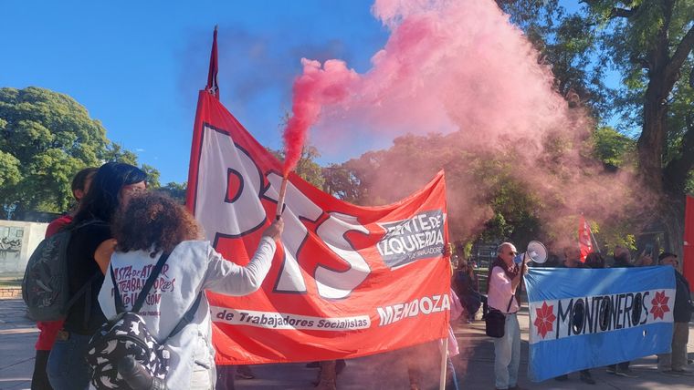 Los gremios aguardaron el comienzo del discurso del gobernador y realizaron un fuerte descargo que tuvo como eje el reclamo de mejoras en las condiciones de vida Foto: Rodrigo DAngelo / MDZ