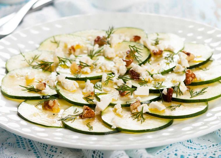 Carpaccio de zucchini con limón y parmesano. Carpaccio de zucchini con limón y parmesano.