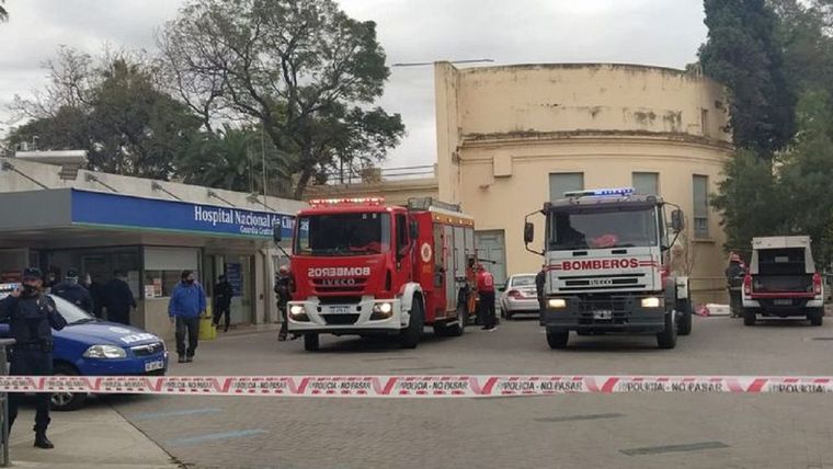 La sala del hospital se incendió y un hombre con covid se quemó el brazo