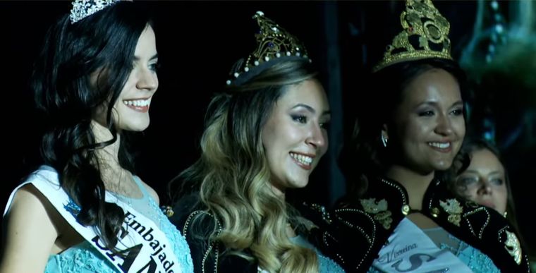 El Teatro Neyú Mapú fue el escenario del acto donde San Carlos eligió a su reina, virreina y embajadora de la ganadería para el próximo año.