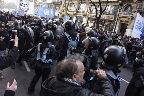 La Justicia le pidió al Gobierno garantizar la seguridad de Comodoro Py ante la inminente movilización del kirchnerismo en apoyo a Cristina Fernánez de Kirchner. La Justicia le pidió al Gobierno garantizar la seguridad de Comodoro Py ante la inminente movilización del kirchnerismo en apoyo a Cristina Fernánez de Kirchner.