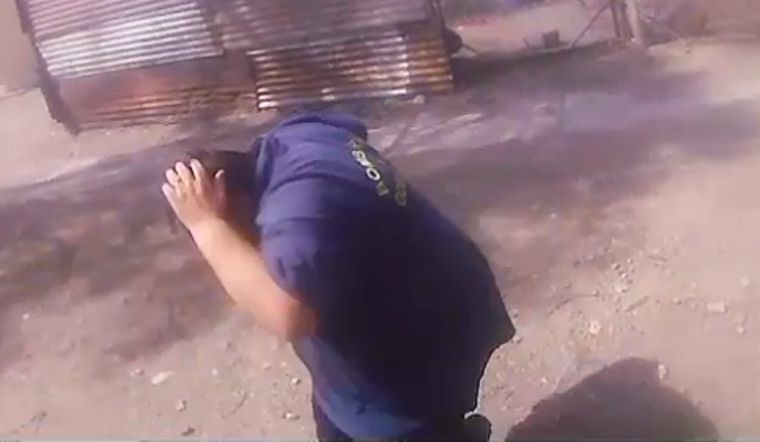 Piedrazos contra bomberos en Godoy Cruz. Foto: captura de video