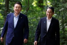 El presidente de Corea del Sur, Yoon Suk Yeol (izquierda), y el primer ministro de Japón, Fumio Kishida, mantuvieron en Camp David un encuentro histórico. Foto: REUTERS El presidente de Corea del Sur, Yoon Suk Yeol (izquierda), y el primer ministro de Japón, Fumio Kishida, mantuvieron en Camp David un encuentro histórico. Foto: REUTERS
