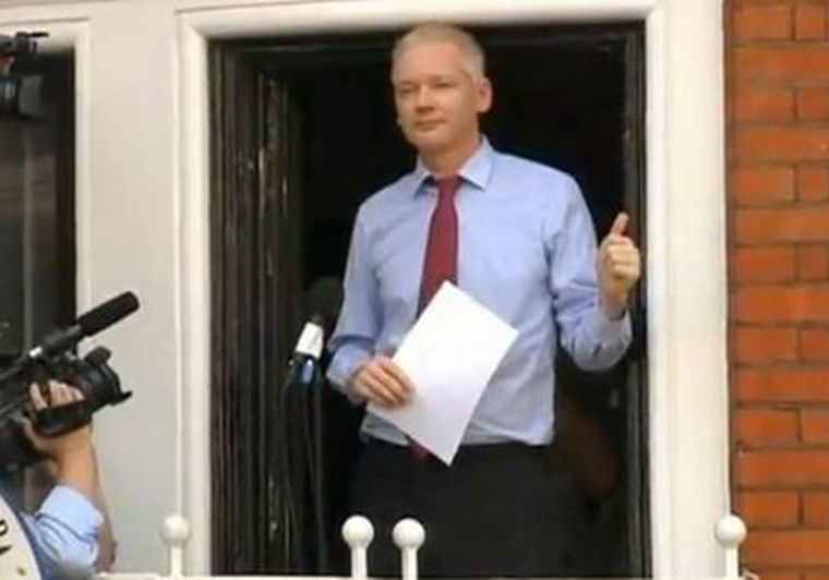 Assange, en la embajada de Ecuador en Londres. Foto: captura
