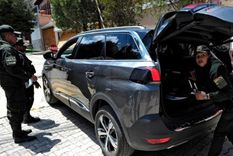 Los conflictos no cesan La policía boliviana ha estado revisando los carros que salen y entran de la comunidad cerrada donde se encuentra la residencia de la embajadora de México en La Paz. Foto: AFP