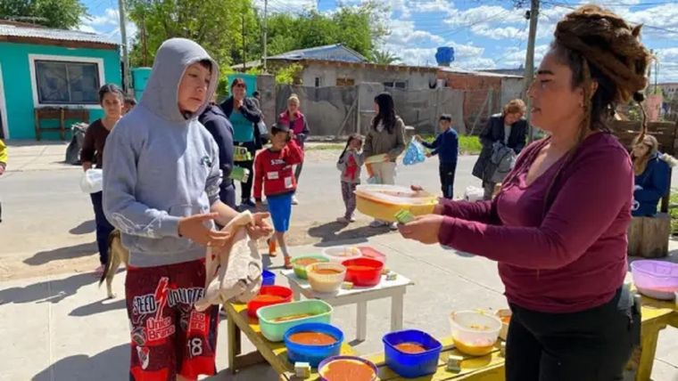2 de cada 3 niños en Argentina son pobres y subsisten con la ayuda del Estado y de comedores comunitarios como este. Foto: BBC Mundo