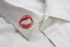 Elimina los rastros de maquillaje de la ropa con este sencillo truco Toma nota si quieres limpiar tu ropa de forma rápida y económica. Foto: Freepik