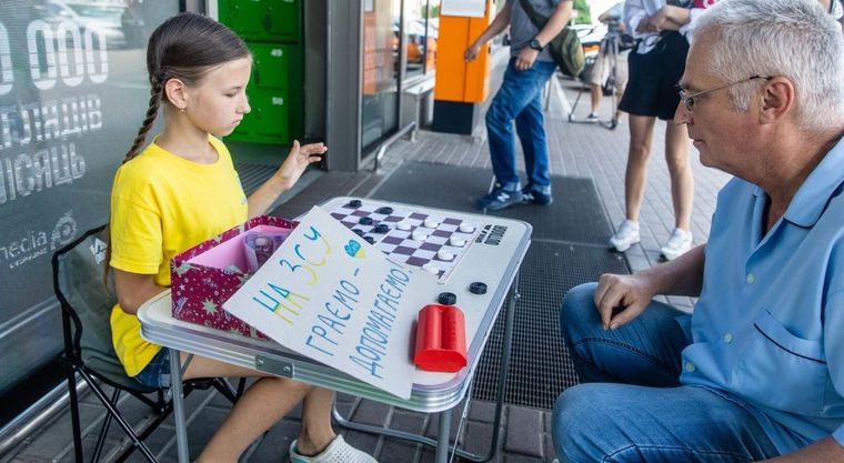 Valeriia Yezhova ayuda a su país. Foto: Twitter.