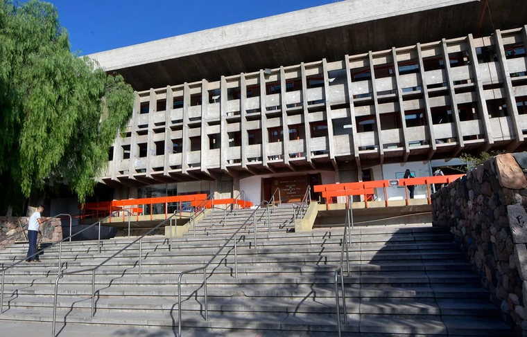 La Ciudad de Mendoza, junto a la Facultad de Arquitectura, Urbanismo y Diseño de la Universidad de Mendoza, invitan a participar del “Ciclo de visitas guiadas a arquitecturas emblemáticas”. La Ciudad de Mendoza, junto a la Facultad de Arquitectura, Urbanismo y Diseño de la Universidad de Mendoza, invitan a participar del “Ciclo de visitas guiadas a arquitecturas emblemáticas”.