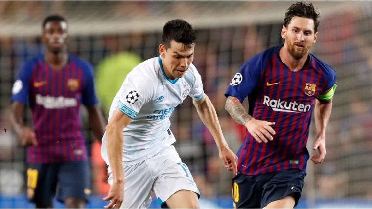 Lozano y Messi, durante un duelo de Champions. Foto: BolaVip