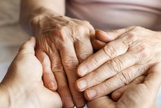 La mujer tiene el implante cerebral para controlar la enfermedad Foto: NA