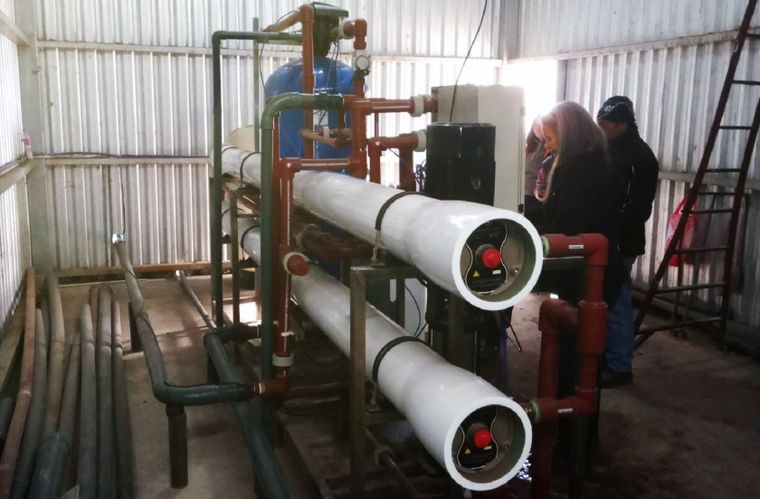 Personal técnico supervisa el funcionamiento del nuevo sistema que mejorará el acceso al agua potable en Jaime Prats, San Rafael.