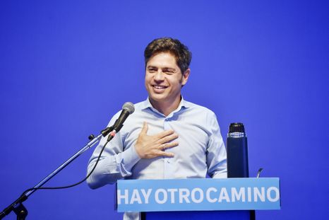 Tras un acto multitudinario en Avellaneda, cuestionó con dureza las políticas económicas del Gobierno libertario. Tras un acto multitudinario en Avellaneda, cuestionó con dureza las políticas económicas del Gobierno libertario.